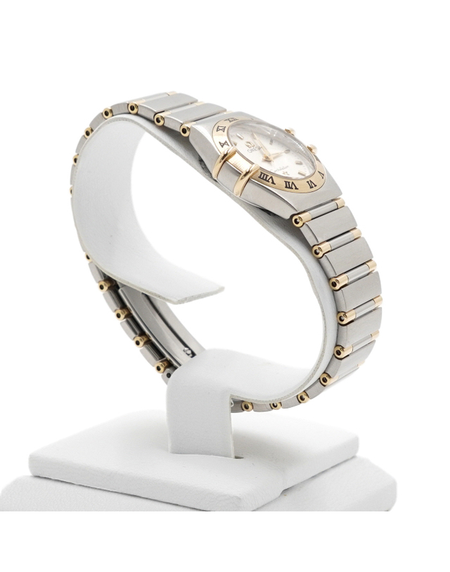 오메가 [중고명품] [중고명품] Omega(오메가) 1362.30 18K골드콤비 하프바 화이트다이얼 컨스텔레이션(컨스틸레이션) 쿼츠 여성 시계aa67660 착용컷