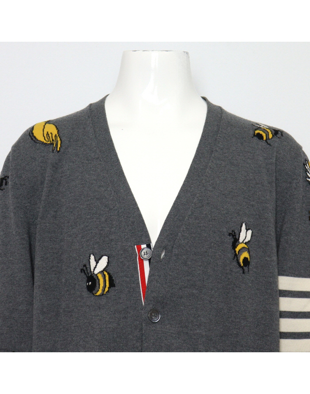 톰브라운 [중고명품] [중고명품] THOM BROWNE(톰브라운) MKC451A 버드 앤 비 그레이 메리노울 사선완장 남성 가디건aa60560 착용컷