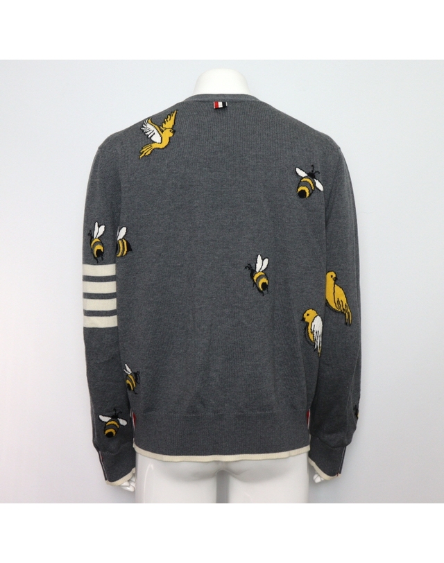 톰브라운 [중고명품] [중고명품] THOM BROWNE(톰브라운) MKC451A 버드 앤 비 그레이 메리노울 사선완장 남성 가디건aa60560 착용컷