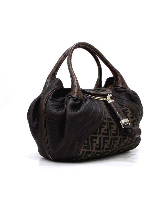 펜디 [중고명품] [중고명품] Fendi(펜디) 8BR511 브라운 레더 FF 캔버스 스파이 위빙 핸들 토트백aa64664 착용컷