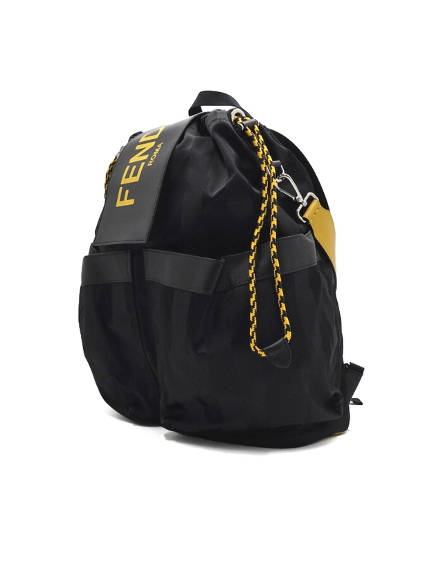 펜디 [중고명품] [중고명품] Fendi(펜디) 7VZ056 블랙 스트라이프 Strike 스트라이크 라 드로우스트링 남성 백팩aa67534 착용컷