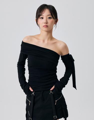 RIEN ONE-SHOULDER SHIRRING TOP / BLACK