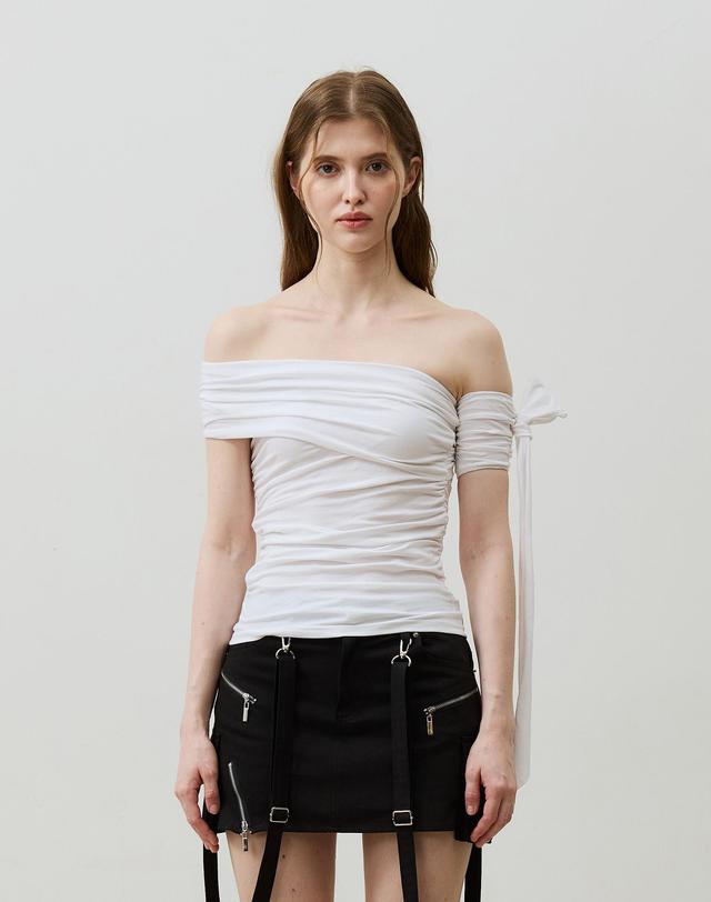 아리킴 RIA ONE-SHOULDER SHIRRING TOP / WHITE 화이트 착용컷