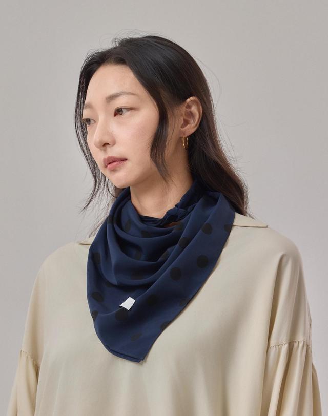쓰로우 네이비 도트 사각 스카프 Navy Airy Dot 75 착용컷
