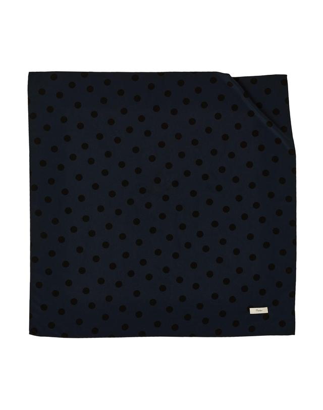 쓰로우 네이비 도트 사각 스카프 Navy Airy Dot 75 착용컷