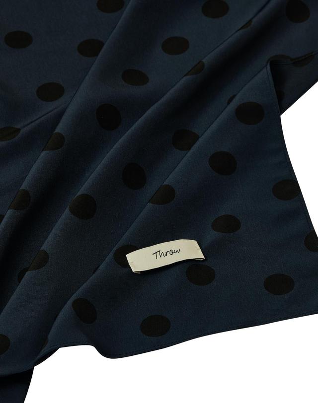 쓰로우 네이비 도트 사각 스카프 Navy Airy Dot 75 착용컷