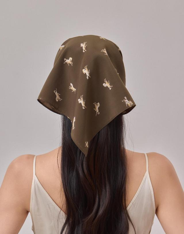 쓰로우 말 패턴 올리브 쁘띠 스카프 Olive Horse 50 카키 착용컷