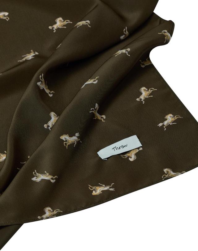 쓰로우 말 패턴 올리브 쁘띠 스카프 Olive Horse 50 카키 착용컷