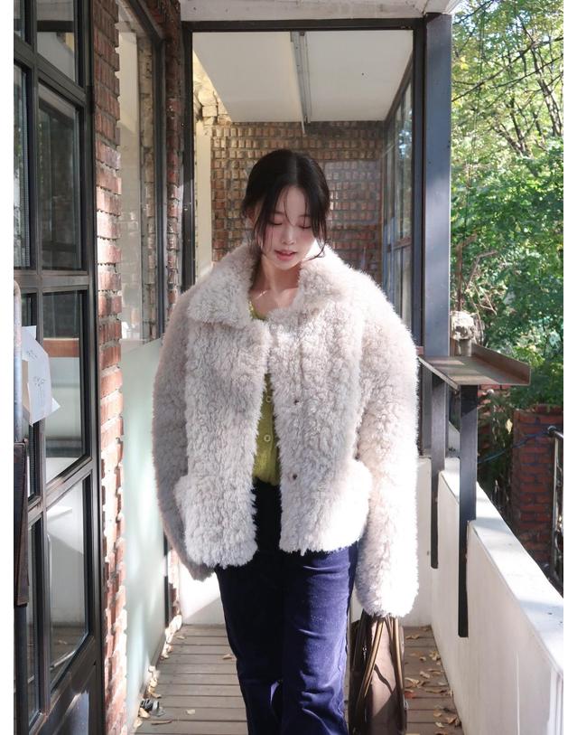 트위 [TWEE] 뷰어드 시어링 카라 퍼자켓 착용컷