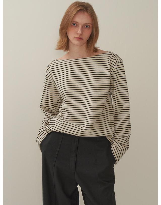 모트 보트넥 오프숄더 티셔츠 -Stripe 착용컷
