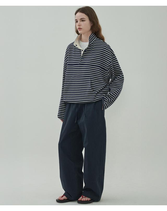 모트 버튼 하이넥 스웻셔츠 - Navy 착용컷