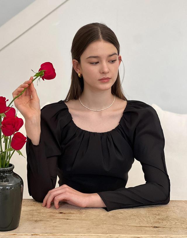 로트르드민 Lautre Miu Puff Black Blouse 착용컷