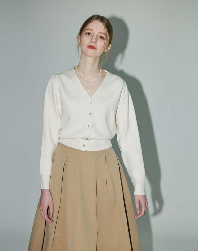 로트르드민 Shine V neck cardigan 아이보리 착용컷