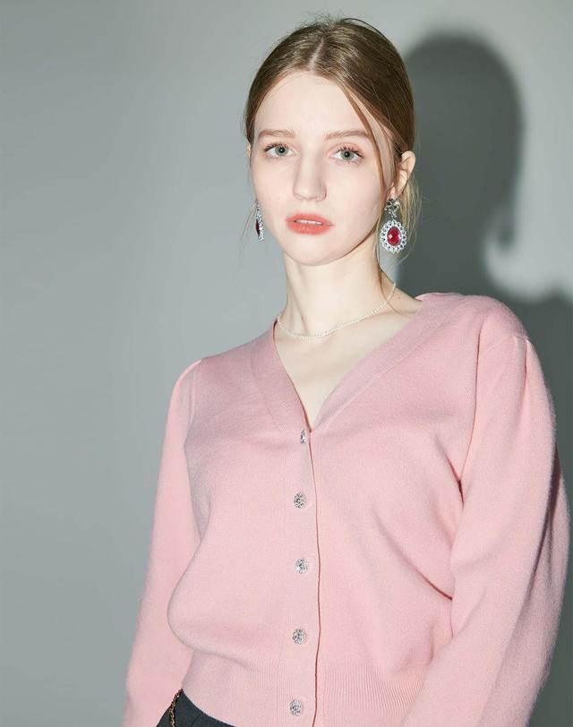 로트르드민 Shine V neck cardigan 아이보리 착용컷