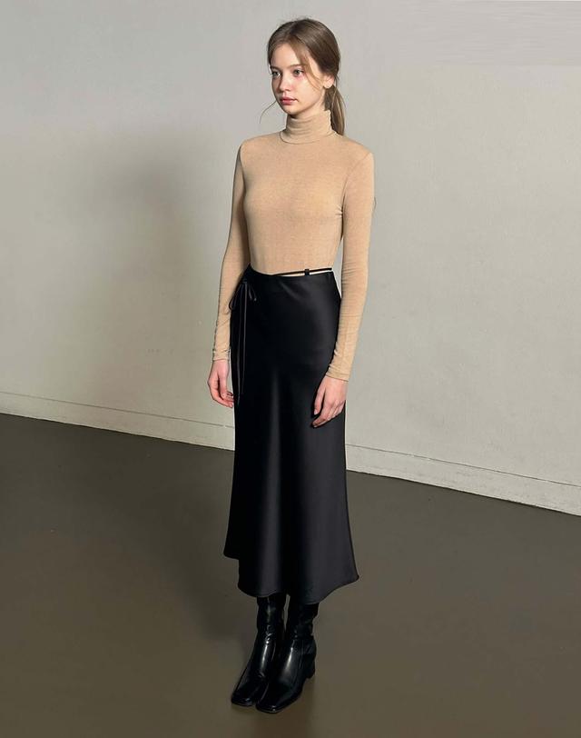 로트르드민 Strap Satin flare skirt 착용컷