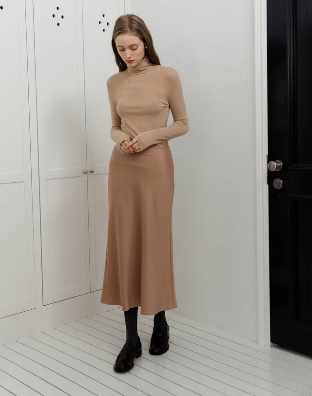 로트르드민 Lautre Powder Satin flare skirt 착용컷