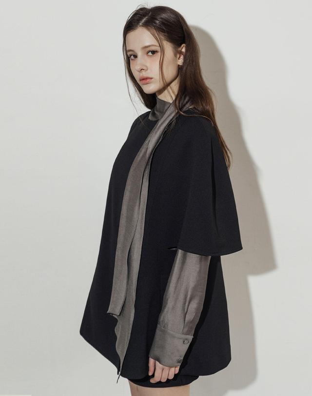 로트르드민 Cape Vest Black Jacket 블랙 착용컷