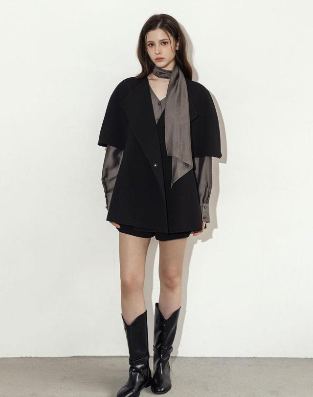로트르드민 Cape Vest Black Jacket 블랙 착용컷