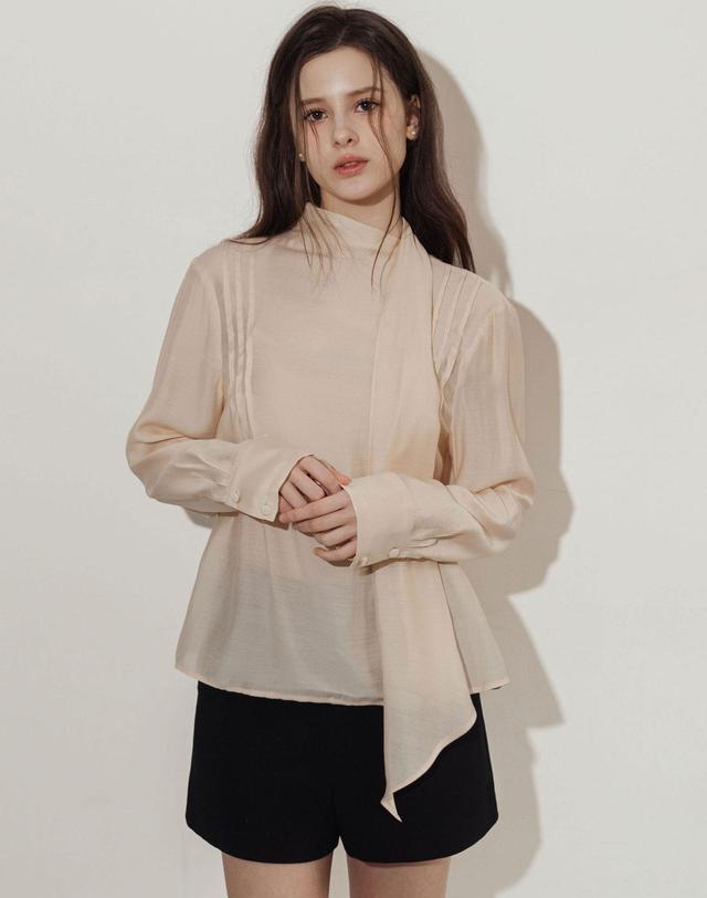 로트르드민 Page Tied Beige Blouse 착용컷