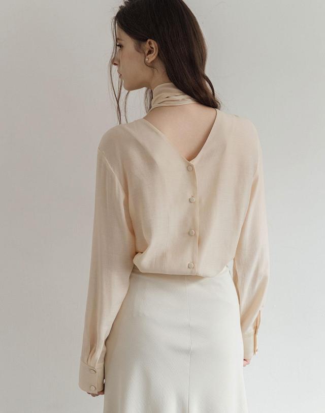 로트르드민 Page Tied Beige Blouse 착용컷