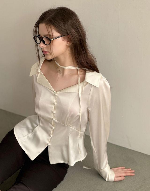 로트르드민 NOE Cream Blouse 착용컷