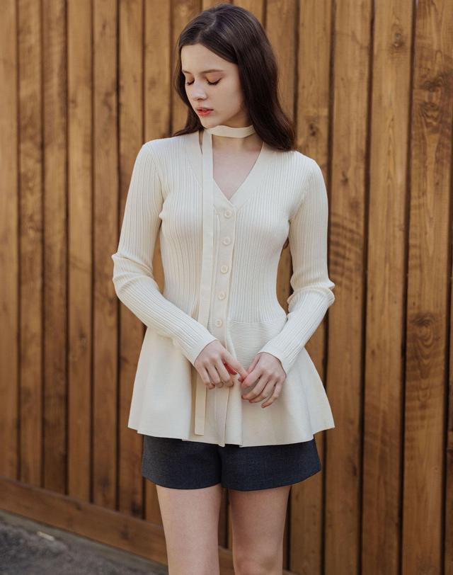 로트르드민 Flared V Neck Knit Cardigan 착용컷