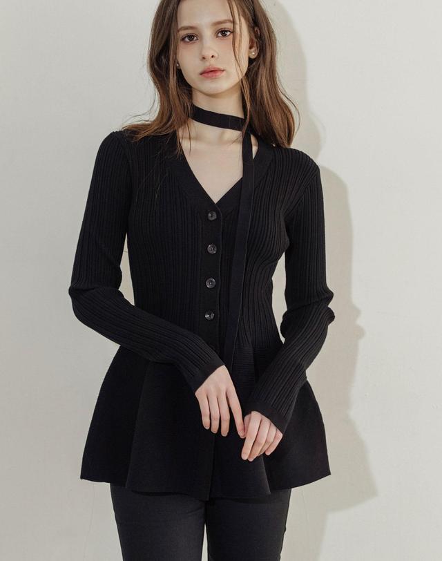 로트르드민 Flared V Neck Knit Cardigan 착용컷
