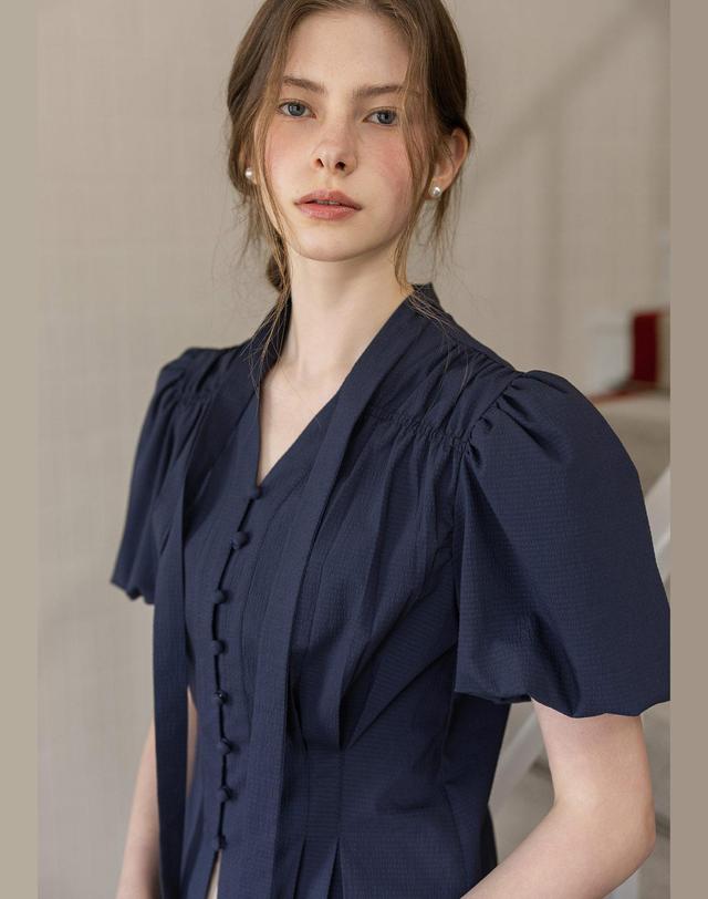로트르드민 Seersucker Tied Navy Blouse 네이비 착용컷