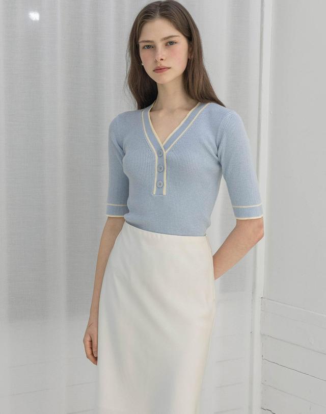 로트르드민 Glow V-neck Blue Knit 블루 착용컷