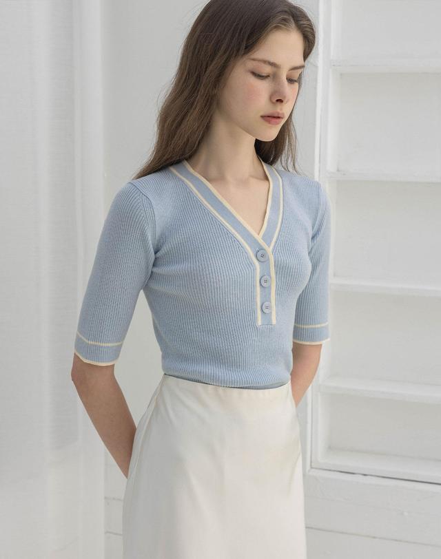 로트르드민 Glow V-neck Blue Knit 블루 착용컷