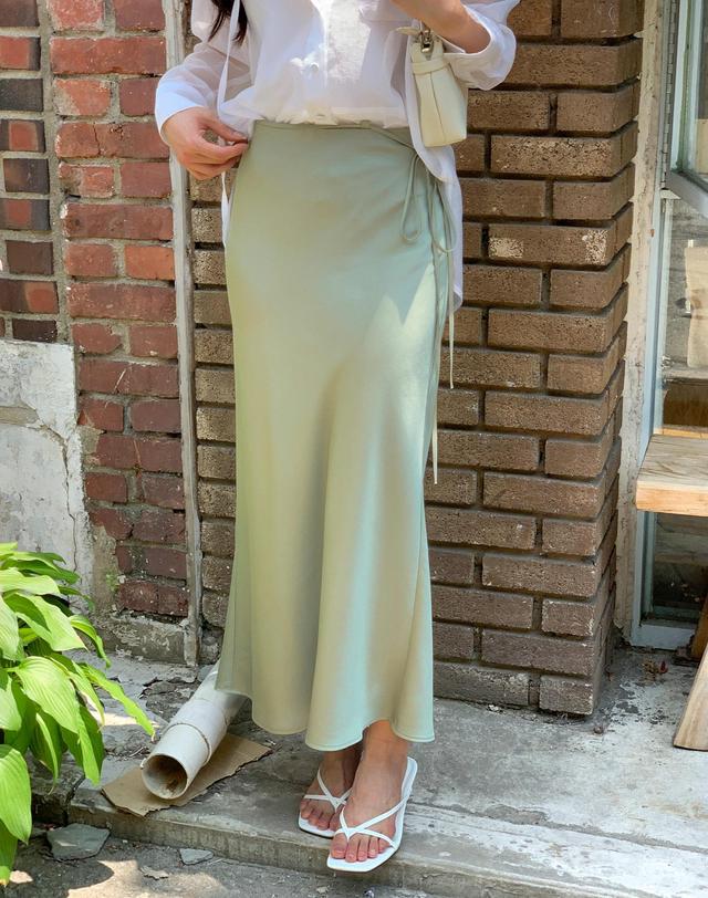 로트르드민 Strap Sage Green Satin flare skirt 착용컷