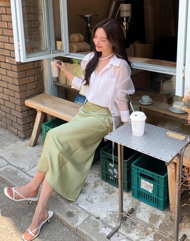 로트르드민 Strap Sage Green Satin flare skirt 착용컷