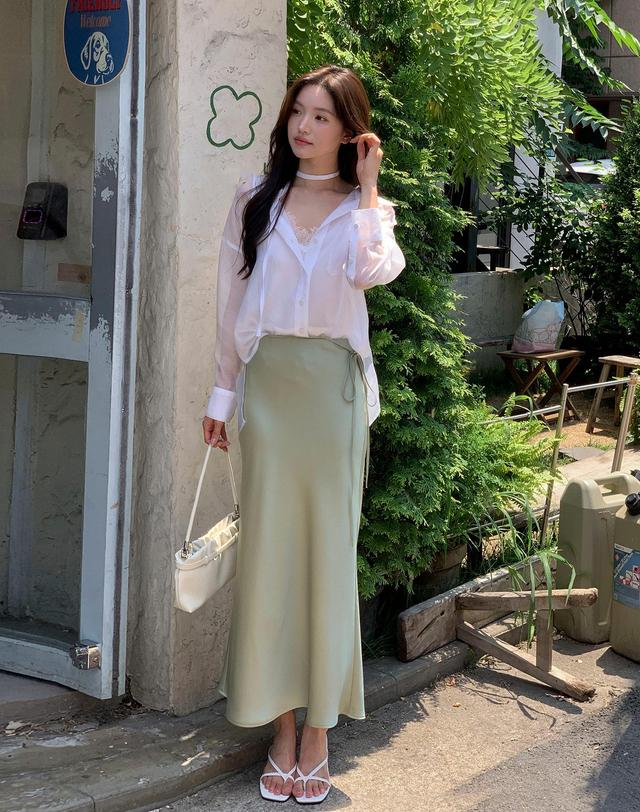 로트르드민 Strap Sage Green Satin flare skirt 착용컷