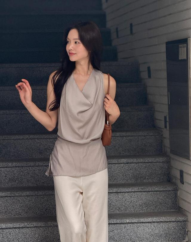 로트르드민 Halter Sheer Grey Blouse 착용컷