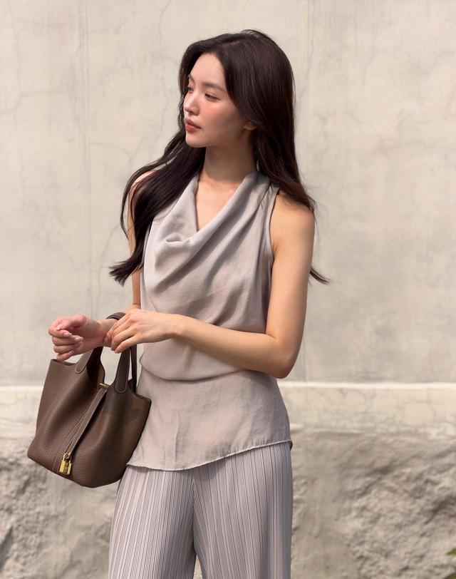 로트르드민 Halter Sheer Grey Blouse 착용컷