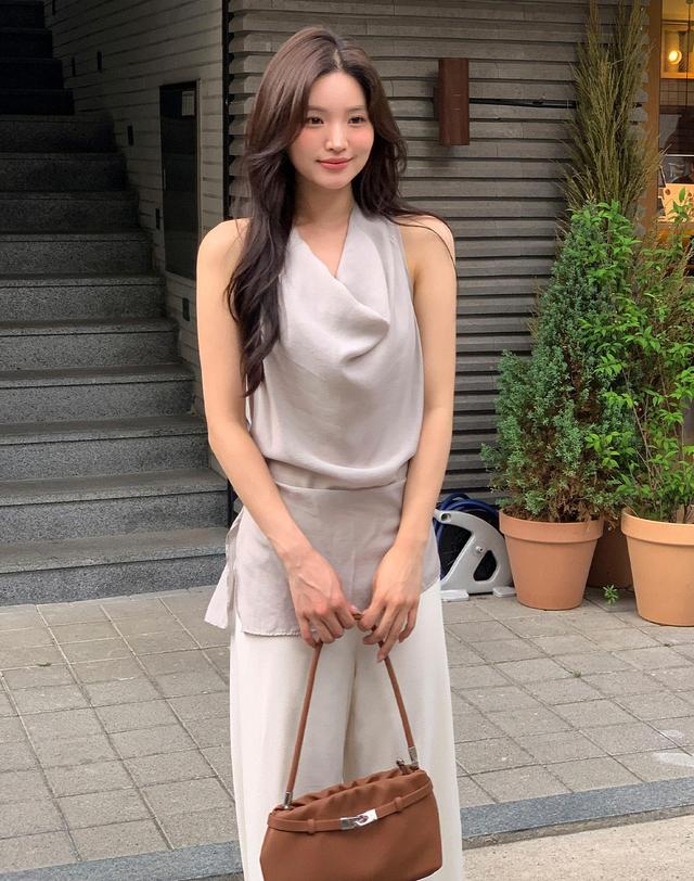 로트르드민 Halter Sheer Grey Blouse 착용컷