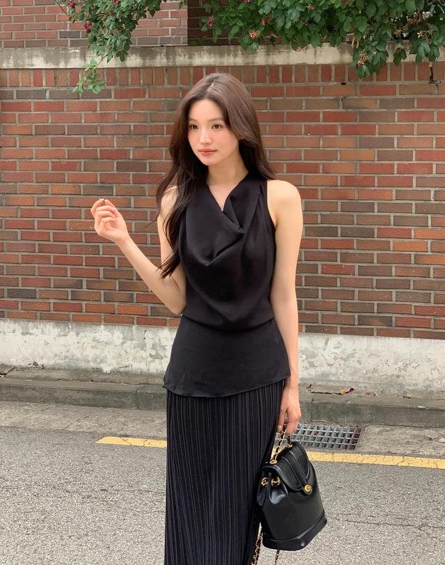 로트르드민 Halter Sheer Black Blouse 착용컷