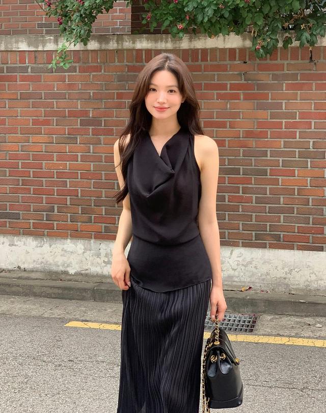 로트르드민 Halter Sheer Black Blouse 착용컷