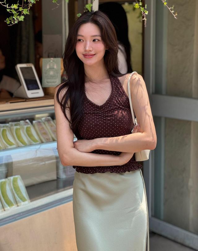 로트르드민 Halter Frill Sleeveless Brown dot Top 착용컷