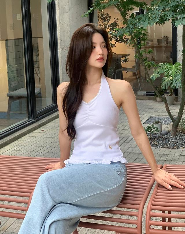 로트르드민 Halter Frill Sleeveless White Top 착용컷