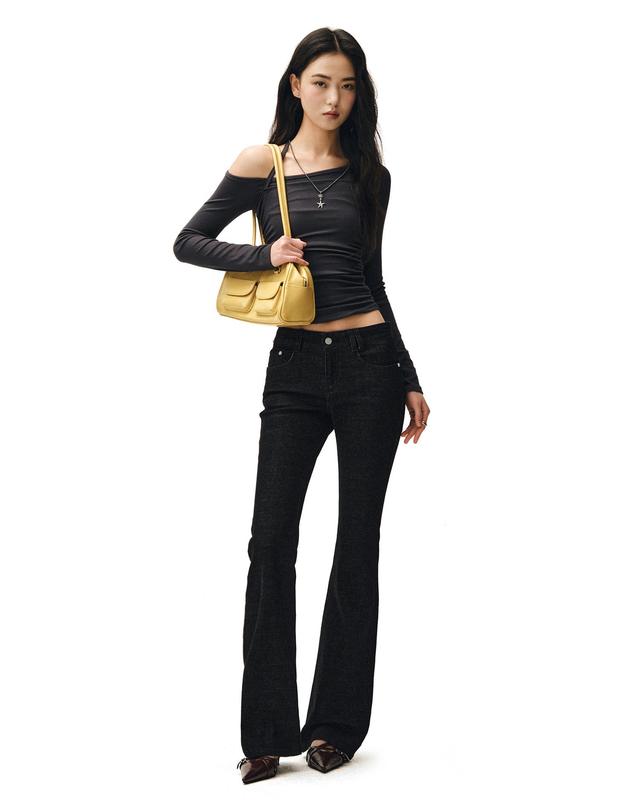 데케트 우먼 Signature Slim Low Rise Flared Jeans DCWPT006BLACK 착용컷