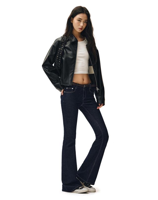 데케트 우먼 Signature Slim Low Rise Flared Jeans DCWPT006CPINDIGO 착용컷