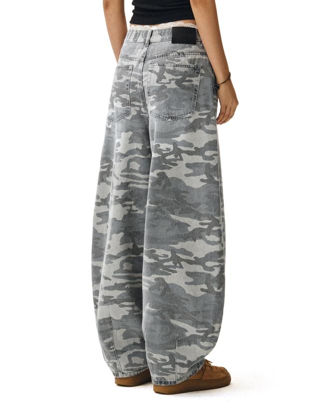데케트 우먼 Camouflage Barrel Jeans DCWPT020GRAY 착용컷