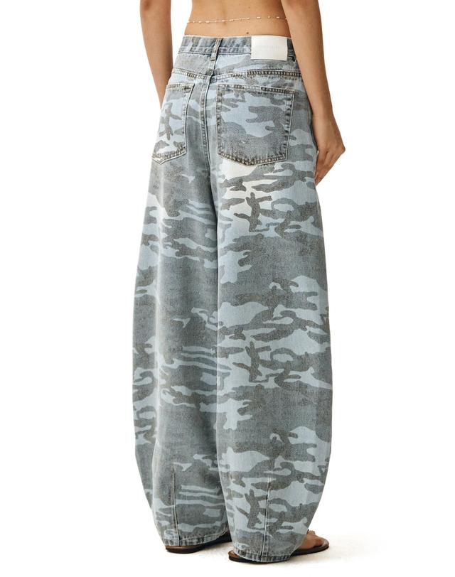 데케트 우먼 Camouflage Barrel Jeans DCWPT020LIGHTBLUE 착용컷