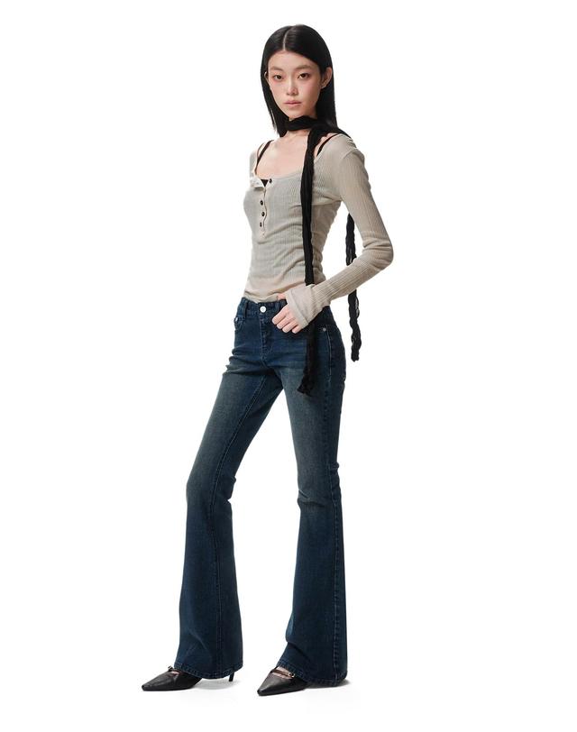데케트 우먼 Signature Slim Low Rise Flared Jeans DCWPT006DBLUE 착용컷