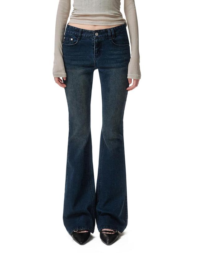 데케트 우먼 Signature Slim Low Rise Flared Jeans DCWPT006DBLUE 착용컷