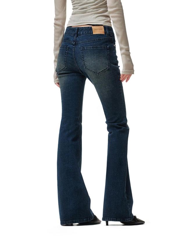 데케트 우먼 Signature Slim Low Rise Flared Jeans DCWPT006DBLUE 착용컷