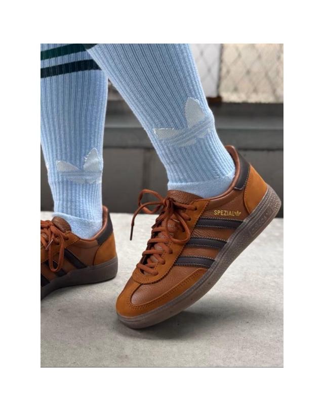 아디다스 아디다스 오리지널 핸드볼 스페지알 남녀 공용 스니커즈 운동화 브론즈 커피 IH6569 착용컷