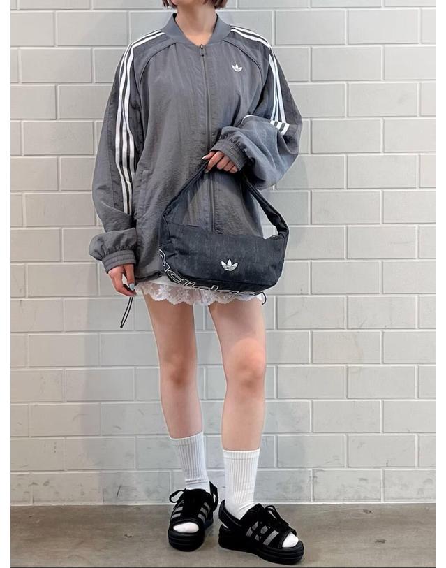 아디다스 아디다스 오리지널 가젤 볼드 샌들 남녀 공용 통굽 샌들 키높이 코어 블랙 KI0007 착용컷