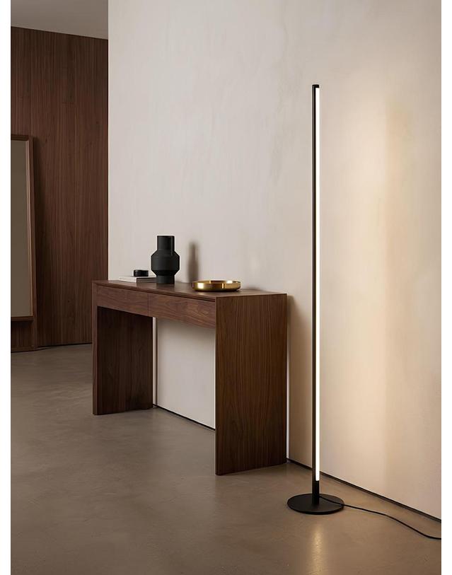 라루즈 국내제작 POLE 폴 LED 9단계 밝기조절 장스탠드 (2colors) 화이트 착용컷